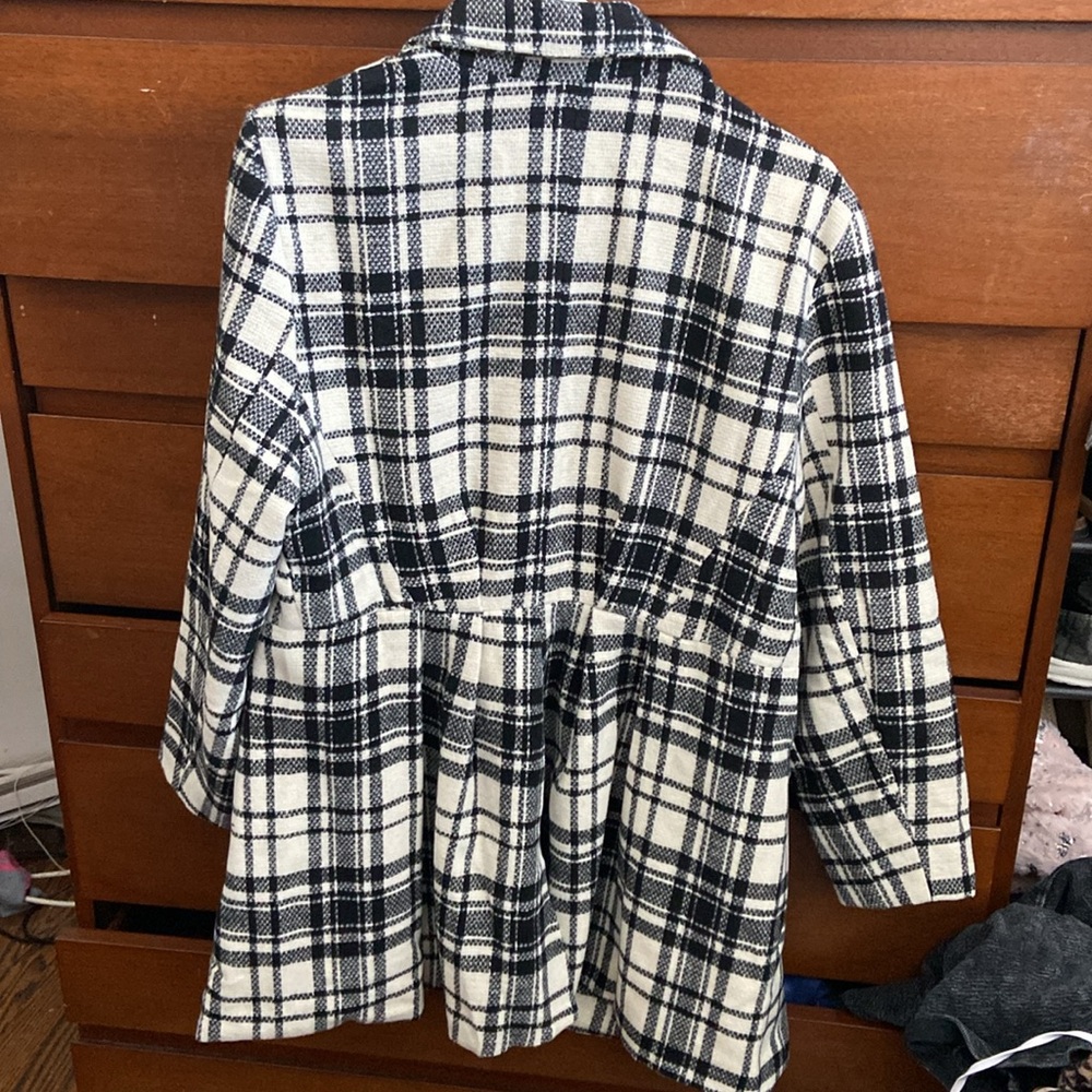 Ivory and Black plaid coat with pockets! - Picture 2 of 2